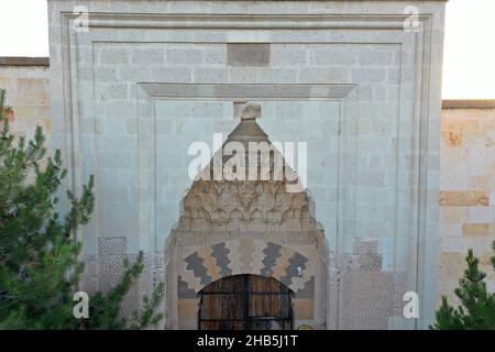 Sarihan Caravanserai wurde 1249 während der anatolischen Seldschuken-Zeit erbaut. Ein Blick von der Vorderseite der Karawanserei. Nevsehir, Türkei. Stockfoto