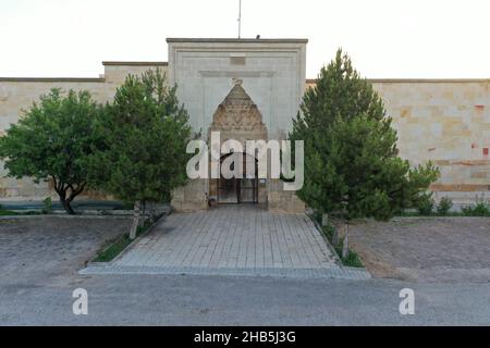 Sarihan Caravanserai wurde 1249 während der anatolischen Seldschuken-Zeit erbaut. Ein Blick von der Vorderseite der Karawanserei. Nevsehir, Türkei. Stockfoto