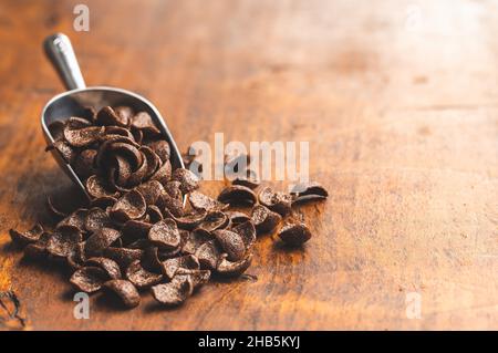 Süße Schokolade Frühstück Müsli Flocken in Kugel auf Holztisch. Stockfoto