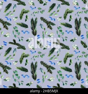 Nahtloses Wintermuster mit Tannenzweig, babyblauem Eukalyptus und Snowberry auf grauem Hintergrund. Aquarell Weihnachten Fliesen. Saisondesign für Textil, Stockfoto