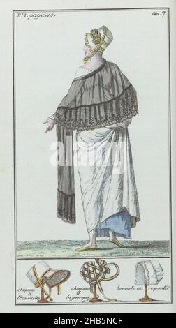 Le Mois, Journal historique, littéraire et critique, avec figures, Tome 1, Nr. 1, Seite 15, an. 7 (1799): Chapeau à l'écossaise..., Frau, von hinten gesehen, trägt auf ihrem Kopf einen weißen Strohhut, der mit Bändern verziert ist. Sie trägt ein langärmeliges weißes Kleid auf einem blauen Unterrock. Um die Schultern ein langer und großer Schal aus einfarbigem Musselin. Nach dem Begleittext in der Zeitschrift (S. 15,16 und 17), eine neueste Version des italienischen Taft, steht in Le Normand, rue Honoré, zum Verkauf. Unten, in einem Rahmen, stehen zwei Hüte und ein Hut auf Hut: Von links nach rechts: 'Chapeau a l'écossaise, Chapeau a la grecque Stockfoto