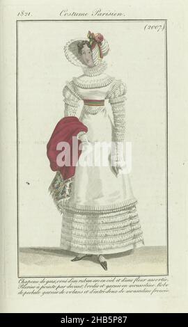 Journal des Dames et des Modes 1821, Costume Parisien, (2007): Chapeau de Gaze..., stehende Frau mit Tüllhut auf dem Kopf, verziert mit Regenbogenband und passender Blume. Pelerine mit Spitze auf der Vorderseite, bestickt und mit Musselin getrimmt. Kleid aus Baumwoll-Batist (Perkal) garniert mit plissierten Stoffstreifen, zwischen denen gesmokter Musselin liegt. Mameluke-Ärmel. Weiteres Zubehör: Gürtel, Schal mit Fransen, flache Schuhe mit Riemen und Schleifen. Der Druck ist Teil des Modemagazins Journal des Dames et des Modes, herausgegeben von Pierre de la Mésangère, Paris, 1797-1839., Druckerei Stockfoto