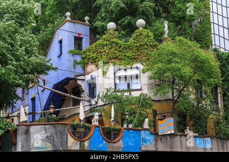 WIEN, ÖSTERREICH - 22. MAI 2019: Dies ist ein Fragment der Fassade des berühmten modernistischen Hundertwasserhauses. Stockfoto