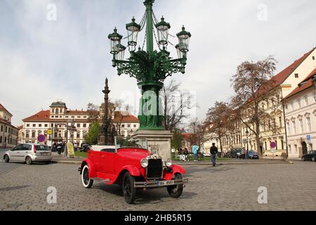 PRAG, TSCHECHIEN - 24. APRIL 2012: Dies ist ein Retro-Auto Ford A auf dem Hradcany-Platz, das auf die Passagiere wartet. Stockfoto