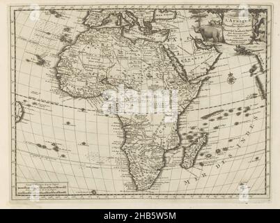 Karte von Afrika, L'Afrique, suivant les nouvelles Observations de Mess[ieu]rs de l'Academie Royale des Sciences etc. Augmentées de nouveau (Titel auf Objekt), Les Indes Orientales et Ockidentales et autres lieux (Serientitel), Landkarte von Afrika. Oben rechts befindet sich der Titel der Karte auf einer Leinwand, die zwischen zwei Bäumen gestreckt ist. Daneben befinden sich vier Elefanten und ein Mann, der ein Krokodil unterwirft, indem er sich auf den Rücken setzt und einen Stock zwischen die Kiefer setzt. Neben ihnen sind ein Mann auf dem Pferderücken und ein fliegloser Vogel. Unten rechts: e. Der Druck ist Teil eines Albums., Druckerei: Anonym, Verlag: Pieter van Stockfoto