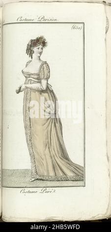 Journal des Dames et des Modes, Costume Parisien, 1805, ein 13 (650) Costume Paré, Lady im beigen Abendkleid mit tiefem Ausschnitt und Zug. In der Hand ein gefaltetes Gebläse. Frisur mit rotem Blumenkranz verziert, Druckerei: Horace Vernet, Verlag: Pierre de la Mésangère, 1805, Papier, Gravur, Höhe 181 mm × Breite 112 mm Stockfoto