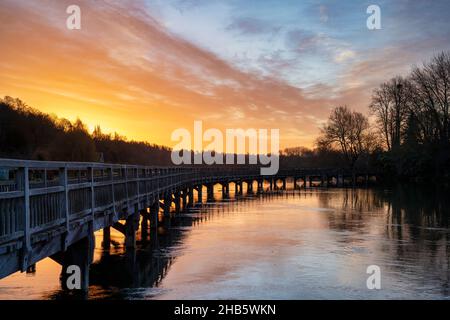 Marsh Lock Walkway im Winternebel und Frost bei Sonnenaufgang. Mill Lane, Henley-on-Thames, Bernshire / Oxfordshire, England Stockfoto