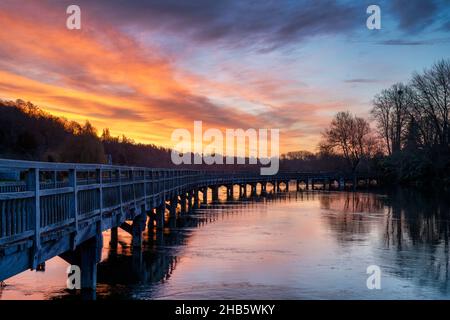 Marsh Lock Walkway im Winternebel und Frost bei Sonnenaufgang. Mill Lane, Henley-on-Thames, Bernshire / Oxfordshire, England Stockfoto