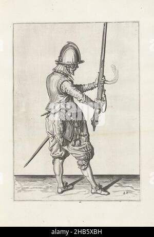 Soldat, der sein Steuerruder mit beiden Händen aufrecht vor ihm hält (Nr. 20), c. 1600, Ein Soldat, voller Länge, nach rechts, hält ein Steuerruder (eine bestimmte Art von Schusswaffe) mit beiden Händen vor ihm, zeigt das Fass nach oben, um es zu seiner linken Seite zu bringen (nein 20), c. 1600. In seiner linken Hand hält er neben dem Lauf des Steuerruders auch eine brennende Sicherung. Tafel 20 in der Anleitung zum Umgang mit dem Ruder: Corte onderwysinghe op de figuerliicke afbeeldinghe, belanghende t'rechte ghebruyck des Roers. Teil der Illustrationen in: J. de Gheyn, Wapenhandelinghe van Roers Musquetten ende speiessen Stockfoto