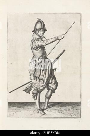 Soldat, der ein Ruder hält und seine rechte Hand zum Ende seiner Ramrod gleitet (nein 28), c. 1600, Ein Soldat, voller Länge, nach rechts, hält ein Ruder (eine bestimmte Art von Schusswaffe) mit seiner linken Hand in der Nähe seines linken Oberschenkels und bringt seine rechte Hand an das Ende seiner Ramrod, die er an seiner rechten Seite ruht (no 28), c. 1600. Tafel 28 in der Anleitung zur Handhabung des Steuerruders: Corte onderwysinghe op de figuerliicke afbeeldinghe, belanghende t'rechte ghebruyck des Roers. Teil der Illustrationen in: J. de Gheyn, Wapenhandelinghe van Roers Musquetten ende speiessen, 's-Gravenhage, 1607. Kampfsport Stockfoto