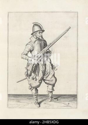 Soldat, der sein Ruder mit der linken Hand an der rechten hält (Nr. 4), c. 1600, Ein Soldat, in voller Länge, rechts, hält ein Steuerrad (eine bestimmte Art von Schusswaffe) mit seiner linken Hand bei seiner rechten (nein 4), c. 1600. In seiner linken Hand neben dem Ruder eine brennende Sicherung. Seine rechte Hand locker am Abzug des Ruders. Tafel 4 in der Anleitung zum Umgang mit dem Ruder: Corte onderwysinghe op de figuerliicke afbeeldinghe, belanghende t'rechte ghebruyck des Roers. Teil der Illustrationen in: J. de Gheyn, Wapenhandelinghe van Roers Musquetten ende speiessen, 's-Gravenhage, 1607. Kampfsport Stockfoto