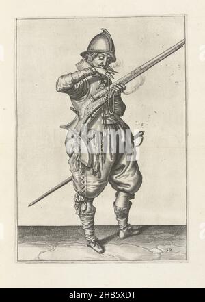 Soldat auf der Wache mit einem Helm, der seine Sicherung an seinen Mund bringt, um sie sauber zu blasen (nein 39), c. 1600, Ein Soldat auf der Wache, in voller Länge, nach rechts, mit der linken Hand ein Ruder (eine bestimmte Art von Schusswaffe) haltend (nein 39), c. 1600. Mit der rechten Hand bringt er einen brennenden Docht an seinen Mund, um ihn sauber zu blasen. Dies ist daher dieselbe Position wie die im sechsten Druck der Serie. Tafel 39 in der Anleitung zum Umgang mit dem Ruder: Corte onderwysinghe op de figuerliicke afbeeldinghe, belanghende t'rechte ghebruyck des Roers. Teil der Illustrationen in: J. de Gheyn, Wapenhandelinghe Stockfoto