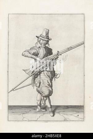 Soldat schließt die Pfanne seiner Muskete (Nr. 18), c. 1600, Ein Soldat, in voller Länge, rechts, schließt die Pfanne (das Pulverreservoir) seiner Muskete (eine bestimmte Art von Schusswaffe) mit der rechten Hand (Nr. 1) 18), c. 1600. In seiner linken Hand, neben der Muskete, eine Pelze (Musketgabel) und ein brennender Docht. Tafel 18 in der Anleitung für den Umgang mit der Muskete: Corte onderrechtinghe op de figuerliicke afbeeldinghe, soo veel aengaet het recht ghebruyck vant Musquet. Teil der Illustrationen in: J. de Gheyn, Wapenhandelinghe van Roers Musquetten ende speiessen, 's-Gravenhage, 1607. Kriegsführung Stockfoto