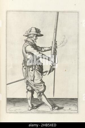 Soldat, der seine Muskete mit beiden Händen aufrecht vor sich hält (Nr. 21), c. 1600, Ein Soldat, voller Länge, rechts, hält eine Muskete (eine bestimmte Art von Schusswaffe) mit beiden Händen vor sich, zeigt das Fass nach oben, um es nach links zu bringen (nein 21), c. 1600. In seiner linken Hand hält er neben dem Lauf der Muskete eine Pelze (Musketgabel) und eine brennende Sicherung. Tafel 21 in der Anleitung für den Umgang mit der Muskete: Corte onderrechtinghe op de figuerliicke afbeeldinghe, soo veel aengaet het recht ghebruyck vant Musquet. Teil der Illustrationen in: J. de Gheyn Stockfoto