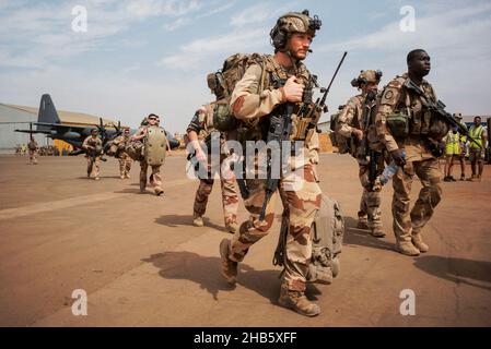 Gao, Mali. 16th Dez 2021. Truppen des 1st RIMA (Marineinfanterieregiments), der letzten französischen Soldaten, die den Schutz von Timbuktu gewährleisten, steigen am 16. Dezember 2021 in der Gao-Luftwaffenbasis in Mali ein Flugzeug mit C130 Flugzeugen aus. Sie haben ihren Militärstützpunkt in der Stadt Nord-Mali verlassen, wo sie seit der Befreiung des Gebiets von islamistischen Militanten im Jahr 2013 entsandt wurden. Die französischen Streitkräfte ziehen sich allmählich aus der Region zurück, trotz andauernder Kämpfe mit Militanten, die die Stabilität gefährden. Die Einheimischen äußern Unruhe über den Abzug der französischen Truppen. Foto von Eliot Blondt/ABACAPRESS.COM Quelle: Abaca Press Stockfoto