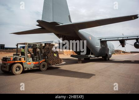 Gao, Mali. 16th Dez 2021. Truppen des 1st RIMA (Marineinfanterieregiments), der letzten französischen Soldaten, die den Schutz von Timbuktu gewährleisten, steigen am 16. Dezember 2021 in der Gao-Luftwaffenbasis in Mali ein Flugzeug mit C130 Flugzeugen aus. Sie haben ihren Militärstützpunkt in der Stadt Nord-Mali verlassen, wo sie seit der Befreiung des Gebiets von islamistischen Militanten im Jahr 2013 entsandt wurden. Die französischen Streitkräfte ziehen sich allmählich aus der Region zurück, trotz andauernder Kämpfe mit Militanten, die die Stabilität gefährden. Die Einheimischen äußern Unruhe über den Abzug der französischen Truppen. Foto von Eliot Blondt/ABACAPRESS.COM Quelle: Abaca Press Stockfoto