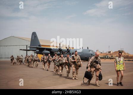 Gao, Mali. 16th Dez 2021. Truppen des 1st RIMA (Marineinfanterieregiments), der letzten französischen Soldaten, die den Schutz von Timbuktu gewährleisten, steigen am 16. Dezember 2021 in der Gao-Luftwaffenbasis in Mali ein Flugzeug mit C130 Flugzeugen aus. Sie haben ihren Militärstützpunkt in der Stadt Nord-Mali verlassen, wo sie seit der Befreiung des Gebiets von islamistischen Militanten im Jahr 2013 entsandt wurden. Die französischen Streitkräfte ziehen sich allmählich aus der Region zurück, trotz andauernder Kämpfe mit Militanten, die die Stabilität gefährden. Die Einheimischen äußern Unruhe über den Abzug der französischen Truppen. Foto von Eliot Blondt/ABACAPRESS.COM Quelle: Abaca Press Stockfoto