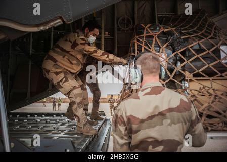 Gao, Mali. 16th Dez 2021. Truppen des 1st RIMA (Marineinfanterieregiments), der letzten französischen Soldaten, die den Schutz von Timbuktu gewährleisten, steigen am 16. Dezember 2021 in der Gao-Luftwaffenbasis in Mali ein Flugzeug mit C130 Flugzeugen aus. Sie haben ihren Militärstützpunkt in der Stadt Nord-Mali verlassen, wo sie seit der Befreiung des Gebiets von islamistischen Militanten im Jahr 2013 entsandt wurden. Die französischen Streitkräfte ziehen sich allmählich aus der Region zurück, trotz andauernder Kämpfe mit Militanten, die die Stabilität gefährden. Die Einheimischen äußern Unruhe über den Abzug der französischen Truppen. Foto von Eliot Blondt/ABACAPRESS.COM Quelle: Abaca Press Stockfoto