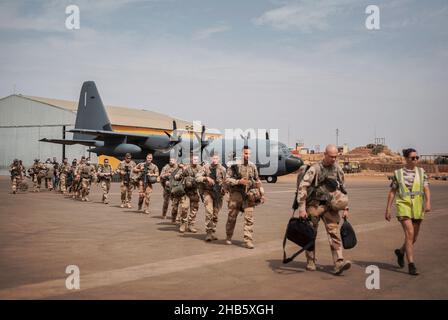 Gao, Mali. 16th Dez 2021. Truppen des 1st RIMA (Marineinfanterieregiments), der letzten französischen Soldaten, die den Schutz von Timbuktu gewährleisten, steigen am 16. Dezember 2021 in der Gao-Luftwaffenbasis in Mali ein Flugzeug mit C130 Flugzeugen aus. Sie haben ihren Militärstützpunkt in der Stadt Nord-Mali verlassen, wo sie seit der Befreiung des Gebiets von islamistischen Militanten im Jahr 2013 entsandt wurden. Die französischen Streitkräfte ziehen sich allmählich aus der Region zurück, trotz andauernder Kämpfe mit Militanten, die die Stabilität gefährden. Die Einheimischen äußern Unruhe über den Abzug der französischen Truppen. Foto von Eliot Blondt/ABACAPRESS.COM Quelle: Abaca Press Stockfoto