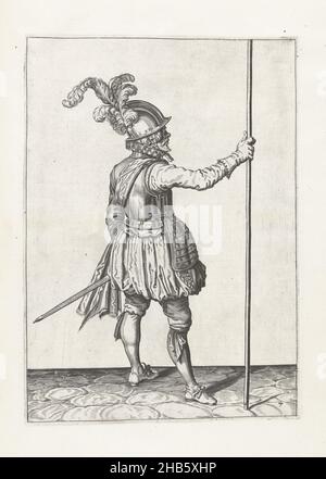 Soldat, von hinten gesehen, hält seinen Speer mit der rechten Hand aufrecht (nein 7), c. 1600, Ein Soldat, voller Länge, von hinten gesehen, einen Speer (Lanze) haltend, mit der rechten Hand aufrecht (nein 7), c. 1600. Dies ist die dritte Aktion, um den Speer aufrecht auf den Boden zu bringen. Tafel 7 in der Anleitung zum Umgang mit dem Speer: Corte onderwysinghe op de figuerliicke afbeeldinghe, belanghende t'recht ghebruyck, van al t'ghene een Soldaet int handelen vande Spies noodich is. Teil der Illustrationen in: J. de Gheyn, Wapenhandelinghe van Roers Musquetten ende spiessen, 's-Gravenhage, 1607. Kriegsführung Stockfoto