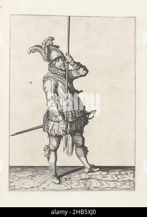 Soldat, der seinen Speer mit beiden Händen aufrecht vor ihm hoch über dem Boden hält (nein 5), c. 1600, Ein Soldat, ganz lang, nach rechts, einen Speer (Lanze) haltend, mit beiden Händen aufrecht vor ihm hoch über dem Boden (Nr. 1) 5), c. 1600. Dies ist der erste Akt, um den Speer gerade zu Boden zu bringen. Tafel 5 in der Anleitung zum Umgang mit dem Spieß: Corte onderwysinghe op de figuerliicke afbeeldinghe, belanghende t'recht ghebruyck, van al t'ghene een Soldaet int handelen vande Spies noodich is. Teil der Illustrationen in: J. de Gheyn, Wapenhandelinghe van Roers Musquetten Stockfoto