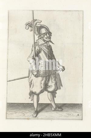 Soldat, der seinen Speer senkrecht in seiner rechten Hand trägt (Nr. 18), c. 1600, Ein Soldat, in voller Länge, hält einen Speer (Lanze) senkrecht in seiner rechten Hand und lehnt sich an seinen rechten Arm (Nr. 1) 18), c. 1600. Tafel 18 in der Anleitung zum Umgang mit dem Speer: Corte onderwysinghe op de figuerliicke afbeeldinghe belangende trechte gebruck, van alle t'ghene een Soldaet int handelen vande Spies noodich is. Teil der Illustrationen in: J. de Gheyn, Wapenhandelinghe van Roers Musquetten ende spiessen, Amsterdam, 1608. Kampfkunst um 1600., Druckerei: Jacob de Gheyn (II) (Werkstatt von), Vermittler Stockfoto