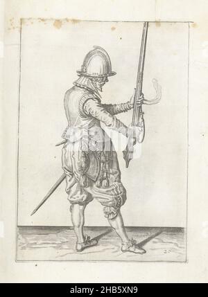 Soldat, der sein Ruder mit beiden Händen aufrecht vor sich hält (Nr. 20), c. 1600, Ein Soldat, voller Länge, rechts, hält ein Ruder (eine bestimmte Art von Schusswaffe) mit beiden Händen vor sich, zeigt das Fass nach oben, um es nach links zu bringen (nein 20), c. 1600. In seiner linken Hand hält er neben dem Lauf des Steuerruders auch eine brennende Sicherung. Platte 20 in der Anleitung zum Umgang mit dem Helm. Teil der Illustrationen in: J. de Gheyn, Wapenhandelinghe van Roers Musquetten ende spiessen, Amsterdam, 1608. Kampfkunst um 1600., Druckerei: Jacob de Gheyn (II) (Werkstatt von Stockfoto