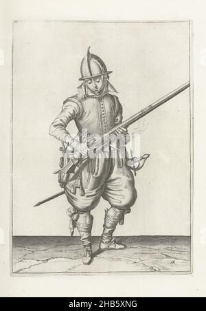 Soldat schüttelt Pulver aus seinem Ruder (Nr. 18), c. 1600, Ein Soldat, in voller Länge, rechts, schüttelt ein Ruder (eine bestimmte Art von Schusswaffe) mit beiden Händen, um von jegliches Pulver zu kommen, das außerhalb der Pfanne gefallen sein könnte (das Pulverreservoir) (Nr. 1) 18), c. 1600. In seiner linken Hand befindet sich neben dem Lauf des Ruders auch ein brennender Docht. Platte 18 in der Anleitung zum Umgang mit dem Helm. Teil der Illustrationen in: J. de Gheyn, Wapenhandelinghe van Roers Musquetten ende spiessen, Amsterdam, 1608. Kampfkunst um 1600., Druckerei: Jacob de Gheyn (II) (Werkstatt von), Vermittler Stockfoto