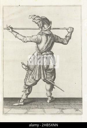 Soldat, von hinten gesehen, trägt seinen Speer mit beiden Händen horizontal in Nasenhöhe, seine rechte Hand am Fuß der Waffe, sein Gesicht nach rechts gedreht (nein 30), c. 1600, Ein Soldat, von hinten gesehen, trägt einen Speer (Lanze) mit beiden Händen horizontal in Nasenhöhe, seine rechte Hand am Fuß der Waffe, sein Gesicht nach rechts gedreht (Nr. 1) 30), c. 1600. Tafel 30 in der Anleitung zum Umgang mit dem Speer: Corte onderwysinghe op de figuerliicke afbeeldinghe belangende trechte gebruck, van alle t'ghene een Soldaet int handelen vande Spies noodich is. Teil der Abbildungen Stockfoto