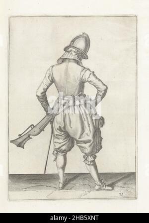 Soldat mit einem Helm, der sein Pulverhorn ergreifend (Nr. 21), c. 1600, Ein Soldat, in voller Länge, von hinten gesehen, hält ein Steuerruder (eine bestimmte Art von Schusswaffe) mit seiner linken Hand in der Nähe seines linken Oberschenkels, wobei der Lauf diagonal nach oben zeigt (Nr. 1) 21), c. 1600. Mit der rechten Hand greift er an seiner Seite ein Pulverhorn. Platte 21 in der Anleitung zum Umgang mit dem Helm. Teil der Illustrationen in: J. de Gheyn, Wapenhandelinghe van Roers Musquetten ende spiessen, Amsterdam, 1608. Kampfkunst um 1600., Druckerei: Jacob de Gheyn (II) (Werkstatt von), Zeichner: Jacob de Gheyn (II), Druck Stockfoto
