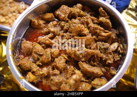 Hausgemachte indische Hammelfleisch-Küche auf einem Tisch serviert Stockfoto