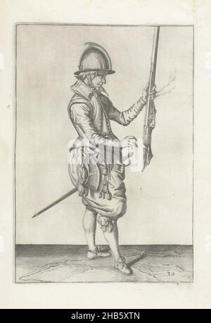 Soldat, der sein Steuerruder mit der linken Hand aufrecht hält (Nr. 30), c. 1600, Ein Soldat, in voller Länge, nach rechts, hält ein Steuerrad (eine bestimmte Art von Schusswaffe) mit seiner linken Hand, wobei der Lauf nach oben zeigt, bevor er die Waffe auf seine rechte Hand überträgt. In seiner linken Hand, zusätzlich zum Steuerruder, eine brennende Sicherung (Nr. 30), ca. 1600. Platte 30 in der Anleitung zur Handhabung des Steuerruders. Teil der Illustrationen in: J. de Gheyn, Wapenhandelinghe van Roers Musquetten ende spiessen, Amsterdam, 1608. Kampfkunst um 1600., Druckerei: Jacob de Gheyn (II) (Werkstatt von), Zeichner Stockfoto