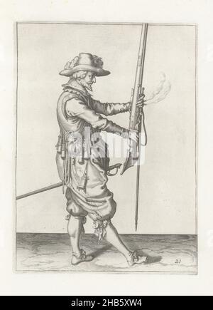 Soldat, der seine Muskete mit beiden Händen aufrecht vor sich hält (Nr. 21), c. 1600, Ein Soldat, voller Länge, rechts, hält eine Muskete (eine bestimmte Art von Schusswaffe) mit beiden Händen vor sich, zeigt das Fass nach oben, um es nach links zu bringen (nein 21), c. 1600. In seiner linken Hand hält er neben dem Lauf der Muskete eine Pelze (Musketgabel) und eine brennende Sicherung. Tafel 21 in der Anleitung zum Umgang mit der Muskete: Corte onderrechtinghe op de figuerlicke afbeeldinghe, soo veel aengaet het recht ghebruyck van Musquet. Teil der Illustrationen in: J. de Gheyn Stockfoto