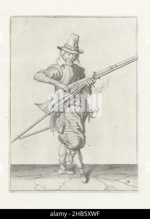 Soldat schließt die Pfanne seiner Muskete (Nr. 18), c. 1600, Ein Soldat, voller Länge, rechts, schließt die Pfanne (das Pulverreservoir) seiner Muskete (eine bestimmte Art von Schusswaffe) mit der rechten Hand (nein 18), c. 1600. In seiner linken Hand, neben der Muskete, eine Pelze (Musketgabel) und ein brennender Docht. Tafel 18 in der Anleitung zum Umgang mit der Muskete: Corte onderrechtinghe op de figuerlicke afbeeldinghe, soo veel aengaet het recht ghebruyck van Musquet. Teil der Illustrationen in: J. de Gheyn, Wapenhandelinghe van Roers Musquetten ende speiessen, Amsterdam, 1608. Kampfkunst um 1600 Stockfoto