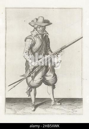 Soldat schüttelt Schießpulver aus seiner Muskete (Nr. 19), c. 1600, Ein Soldat, in voller Länge, rechts, schüttelt eine Muskete (eine bestimmte Art von Schusswaffe) mit beiden Händen, um jeden Schießpulver loszuwerden, der außerhalb der Pfanne gefallen sein könnte (das Pulverreservoir) (Nr. 1) 19), c. 1600. In seiner linken Hand hält er neben dem Lauf der Muskete eine Pelze (Musketgabel) und einen brennenden Docht. Tafel 19 in der Anleitung zum Umgang mit der Muskete: Corte onderrechtinghe op de figuerlicke afbeeldinghe, soo veel aengaet het recht ghebruyck van Musquet. Teil der Illustrationen in: J. de Gheyn, Wapenhandelinghe van Stockfoto