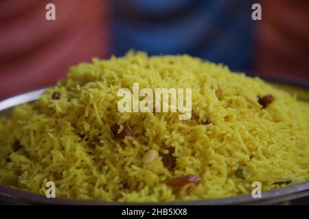 Schüssel mit Safran-Reis-Pilaf oder Pilau mit Karotte. Gesunde vegetarische Mahlzeit. Stockfoto