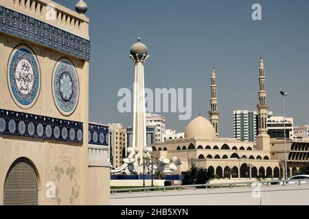 Wunderschöne Aufnahme der König-Faisal-Moschee neben dem Blauen Souk in Sharjah Stockfoto