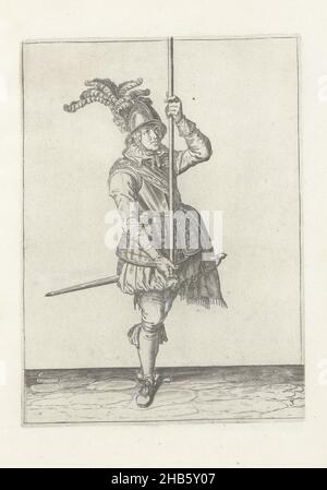 Soldat, der seinen Speer mit beiden Händen aufrecht vor ihm hoch über dem Boden hält (nein 3), c. 1600, Ein Soldat, in voller Länge, hält einen Speer (Lanze) mit beiden Händen aufrecht vor ihm hoch über dem Boden (no 3), c. 1600. Dies ist der zweite Akt, den Speer aufrecht zu erheben. Tafel 3 in der Anleitung zum Umgang mit dem Speer: Corte onderwysinghe op de figuerliicke afbeeldinghe belangende trechte gebruck, van alle t'ghene een Soldaet int handelen vande Spies noodich is. Teil der Illustrationen in: J. de Gheyn, Wapenhandelinghe van Roers Musquetten ende spiessen, Amsterdam, 1608 Stockfoto