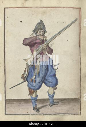 Soldat mit Steuerruder, der seine Sicherung in den Mund bringt, um sie sauber zu blasen (nein 6), c. 1600, Ein Soldat, in voller Länge, rechts, mit der linken Hand ein Ruder (eine bestimmte Art von Schusswaffe) haltend (Nr. 1) 6), c. 1600. Mit der rechten Hand bringt er einen brennenden Docht an seinen Mund, um ihn sauber zu blasen. Tafel 6 in der Anleitung zum Umgang mit dem Steuerstand: Kürzeste Anleitung zu den Contrefaictinges, die richtige Anwendung von Kaltkrümpeln berühren. Teil der Illustrationen in einer englischen Ausgabe von J. de Gheyns Wapenhandelhe: J. de Gheyn, die Übung der Waffen für Civres, Musketten und Hechte nach dem Ordre von Maurits Stockfoto