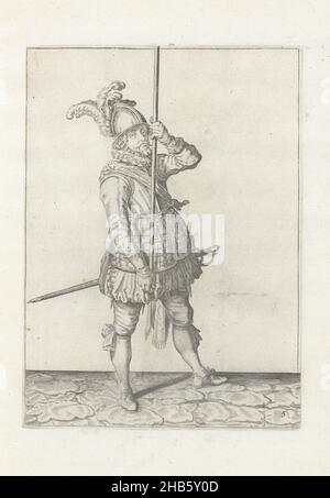 Soldat, der seinen Speer mit beiden Händen aufrecht vor ihm hoch über dem Boden hält (nein 5), c. 1600, Ein Soldat, ganz lang, nach rechts, einen Speer (Lanze) haltend, mit beiden Händen aufrecht vor ihm hoch über dem Boden (Nr. 1) 5), c. 1600. Dies ist der erste Akt, um den Speer gerade zu Boden zu bringen. Tafel 5 in der Anleitung zum Umgang mit dem Spieß: Corte onderwysinghe op de figuerliicke afbeeldinghe belangende trechte gebruck, van alle t'ghene een Soldaet int handelen vande Spies noodich is. Teil der Illustrationen in: J. de Gheyn, Wapenhandelinghe van Roers Musquetten Stockfoto