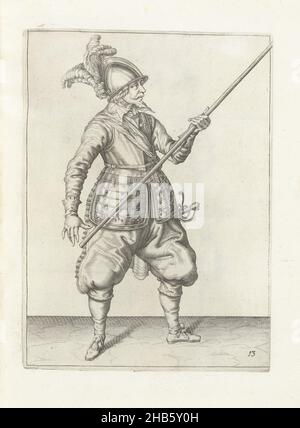 Soldat, der seinen Speer mit der linken Hand an der rechten Seite trägt, der Punkt wird diagonal angehoben (nein 13), c. 1600, Ein Soldat, in voller Länge, mit einem Speer (Lanze) mit der linken Hand an der rechten Seite, der Punkt schräg angehoben (Nr. 13), c. 1600. Dies ist der zweite Akt, um den Speer zu senken, um unter einen Überhang zu gelangen. Tafel 13 in der Anleitung zum Umgang mit dem Speer: Corte onderwysinghe op de figuerliicke afbeeldinghe belangende trechte gebruck, van alle t'ghene een Soldaet int handelen vande Spies noodich is. Teil der Illustrationen in: J. de Gheyn, Wapenhandelinghe van Roers Musquetten Stockfoto