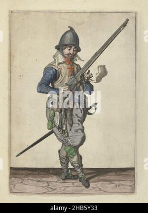 Soldat auf der Wache, der sein Ruder mit der rechten Hand nach oben abgewinkelt hält und den Lauf in seine linke Hand fallen lässt (nein 35), c. 1600, Ein Soldat auf der Wache, in voller Länge, nach rechts, hält ein Steuerrad (eine bestimmte Art von Feuerwaffe) mit seiner rechten Hand, das Fass nach oben geneigt (no 35), c. 1600. Er lässt den Lauf rechts in seine linke Hand fallen, die auch eine beleuchtete Sicherung enthält. Tafel 35 in der Anleitung zum Umgang mit dem Steuerstand: Kürzeste Anleitung zu den Contrefaictinges, die richtige Anwendung von Kaltkrümpeln berühren. Teil der Illustrationen in einer englischen Ausgabe von J. de Gheyns Wapenhandelinghe: J. de Gheyn, The Stockfoto