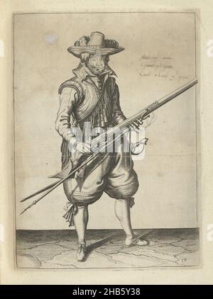 Soldat schüttelt Schießpulver aus seiner Muskete (Nr. 19), c. 1600, Ein Soldat, in voller Länge, rechts, schüttelt eine Muskete (eine bestimmte Art von Schusswaffe) mit beiden Händen, um jeden Schießpulver loszuwerden, der außerhalb der Pfanne gefallen sein könnte (das Pulverreservoir) (Nr. 1) 19), c. 1600. In seiner linken Hand hält er neben dem Lauf der Muskete eine Pelze (Musketgabel) und einen brennenden Docht. Platte 19 in der Anleitung zum Umgang mit der Muskete: Kürzeste Anleitung für die Figuren, so viel betrifft die richtige Verwendung von Muskett. Teil der Illustrationen in einer englischen Ausgabe von J. de Gheyns Wapenhandelinghe: J Stockfoto