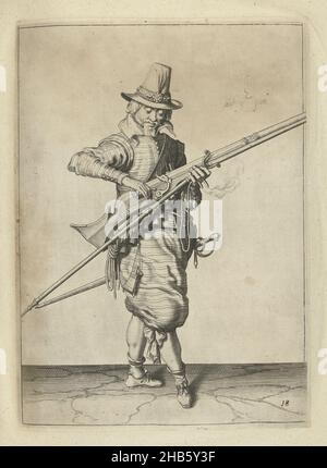 Soldat schließt die Pfanne seiner Muskete (Nr. 18), c. 1600, Ein Soldat, voller Länge, rechts, schließt die Pfanne (das Pulverreservoir) seiner Muskete (eine bestimmte Art von Schusswaffe) mit der rechten Hand (nein 18), c. 1600. In seiner linken Hand, neben der Muskete, eine Pelze (Musketgabel) und ein brennender Docht. Platte 18 in der Anleitung zum Umgang mit der Muskete: Kürzeste Anleitung für die Figuren, so viel betrifft die richtige Verwendung von Muskett. Teil der Illustrationen in einer englischen Ausgabe von J. de Gheyns Wapenhandelinghe: J. de Gheyn, die Übung der Waffen für Civres, Musketten und Hechte nach dem Stockfoto