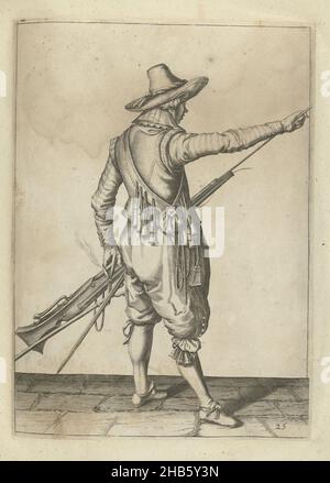 Soldat, der seine Ramrod aus dem Halter unter dem Lauf seiner Muskete entfernt (Nr. 25), c. 1600, Ein Soldat, ganz lang, rechts, von hinten gesehen, Eine Muskete (eine bestimmte Art von Schusswaffe) mit der linken Hand in der Nähe seines linken Oberschenkels halten und die Ramrod mit der rechten Hand aus dem Halter unter dem Lauf entfernen (Nr. 1) 25), c. 1600. In seiner linken Hand neben der Muskete ein brennender Docht; an seinem linken Handgelenk eine Furke (Musketgabel). Platte 25 in der Anleitung zum Umgang mit der Muskete: Kürzeste Anleitung für die Figuren, so viel betrifft die richtige Verwendung von Muskett. Teil der Abbildungen in Stockfoto