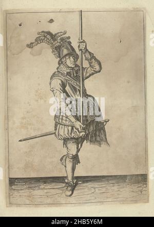 Soldat hält seinen Speer mit beiden Händen aufrecht vor ihm hoch über dem Boden (Nr. 3), c. 1600, Ein Soldat, in voller Länge, hält einen Speer (Lanze) mit beiden Händen aufrecht vor ihm hoch über dem Boden (Nr. 3), c. 1600. Dies ist der zweite Akt, den Speer aufrecht zu erheben. Tafel 3 in der Anleitung zum Umgang mit dem Speer: Kurze Anleitung zu den Contrefaictinges, über den richtigen Gebrauch, von allem, was ein Souldier im Umgang mit dem Hecht wissen muss. Teil der Illustrationen in einer englischen Ausgabe von J. de Gheyns Wapenhandelinghe: J. de Gheyn, die Übung der Waffen für Stockfoto