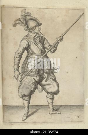 Soldat, der seinen Speer mit der linken Hand an der rechten Seite trägt, der Punkt wird diagonal angehoben (nein 13), c. 1600, Ein Soldat, in voller Länge, mit einem Speer (Lanze) mit der linken Hand an der rechten Seite, der Punkt schräg angehoben (Nr. 13), c. 1600. Dies ist der zweite Akt, um den Speer zu senken, um unter einen Überhang zu gelangen. Tafel 13 in der Anleitung zum Umgang mit dem Speer: Kurze Anleitung zu den Contrefaictinges, über den richtigen Gebrauch, von allem, was ein Souldier im Umgang mit dem Hecht wissen muss. Teil der Illustrationen in einer englischen Ausgabe von J. de Gheyns Wapenhandelinghe: J. de Gheyn Stockfoto