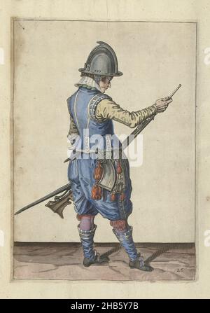 Soldat schließt die Pfanne seines Steuerruders (Nr. 17), ca. 1600, Ein Soldat, in voller Länge, rechts, schließt die Pfanne (das Pulverreservoir) seines Steuerruders (eine bestimmte Art von Schusswaffe) mit seiner rechten Hand (Nr. 1) 17), ca. 1600. In seiner linken Hand neben dem Steuerruder eine brennende Sicherung. Tafel 17 in der Anleitung zum Umgang mit dem Steuerstand: Kürzeste Anleitung zu den Contrefaictinges, die richtige Anwendung von Kaltkrümpeln berühren. Teil der Illustrationen in einer englischen Ausgabe von J. de Gheyns Wapenhandelinghe: J. de Gheyn, die Übung der Waffen für Civres, Musketten und Hechte nach dem Ordre von Maurits Prince of Stockfoto