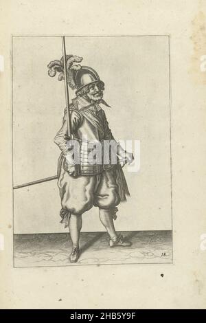 Soldat, der seinen Speer senkrecht in seiner rechten Hand trägt (Nr. 18), c. 1600, Ein Soldat, in voller Länge, hält einen Speer (Lanze) senkrecht in seiner rechten Hand und lehnt sich an seinen rechten Arm (Nr. 1) 18), c. 1600. Tafel 18 in der Anleitung zum Umgang mit dem Speer: Enseignement Brief; et succint sur les portraitz figurez, touchant l'usage, de tout ce qu'un Soldat doibt faire au maniement de la Pique. Teil der Illustrationen in einer französischen Ausgabe von J. de Gheyns Wapenhandelhe: J. de Gheyn, Maniement d'armes, d'arquebusses, mousquetz et piques : en conformité de l'ordre de Mour le Prince Maurice, Prince Stockfoto