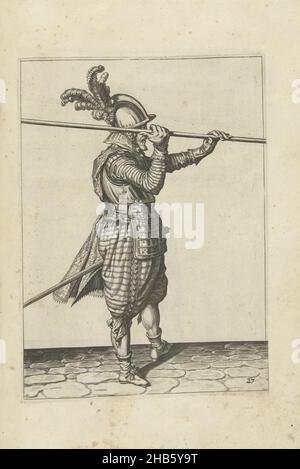 Soldat hob seinen Speer mit beiden Händen horizontal über seine rechte Schulter (Nr. 27), c. 1600, Ein Soldat, voller Länge, nach rechts, einen Speer (Lanze) mit beiden Händen horizontal über seine rechte Schulter heben (no 27), c. 1600. Tafel 27 in der Anleitung zum Umgang mit dem Speer: Enseignement Brief; et succint sur les portraitz figurez, touchant l'usage, de tout ce qu'un Soldat doibt faire au maniement de la Pique. Teil der Illustrationen in einer französischen Ausgabe von J. de Gheyns Wapenhandelhe: J. de Gheyn, Maniement d'armes, d'arquebusses, mousquetz et piques : en conformité de l'ordre Stockfoto